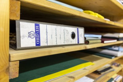 Schenkung Dr.-Birgit-Dettke-Archiv Foto von Archivalen im Regal